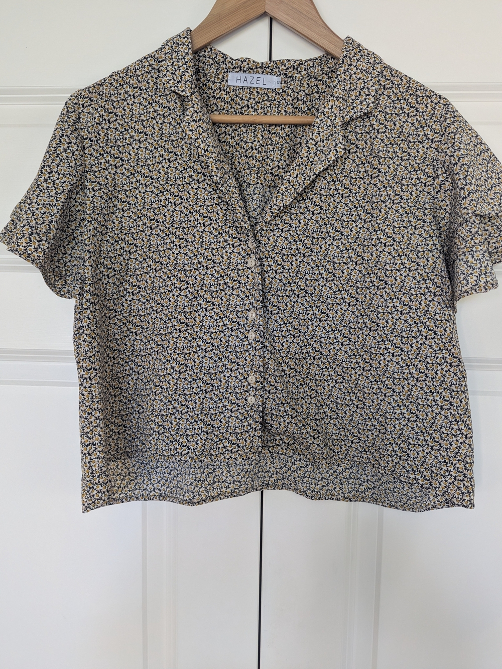 HAZEL Floral Button-Front Short Sleeve Top in Cream and Navy